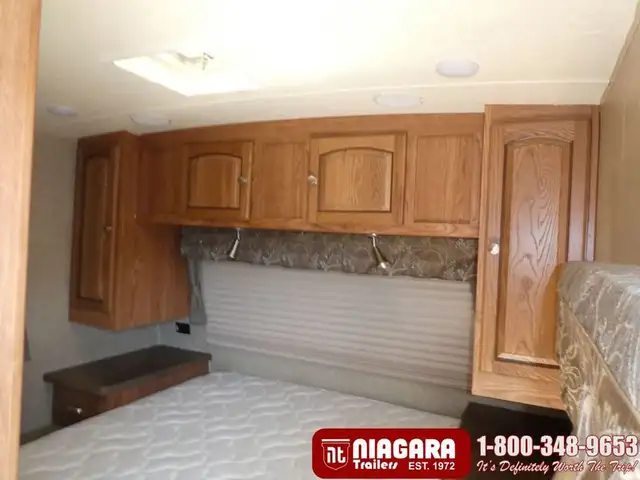 2016 FOREST RIVER ROCKWOOD SIGNATURE 83122SS Travel Trailer - Photo 10