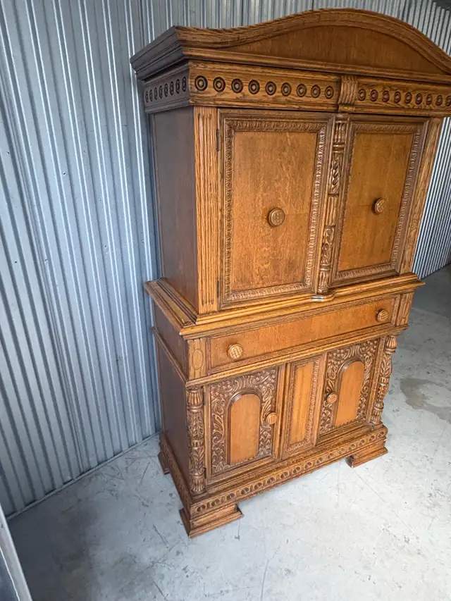 Free delivery Antique Oak China Cabinet with Carved Details - Photo 2