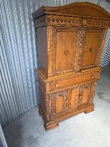 Free delivery Antique Oak China Cabinet with Carved Details - Photo 2
