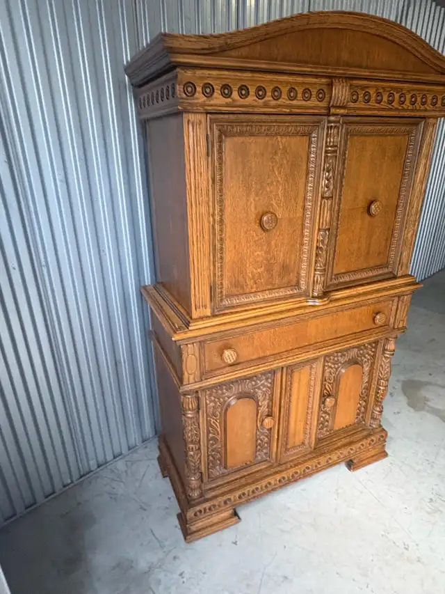 Free delivery Antique Oak China Cabinet with Carved Details - Photo 3