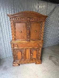 Free delivery Antique Oak China Cabinet with Carved Details - Photo 4