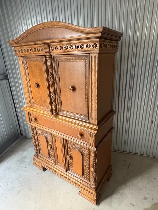 Free delivery Antique Oak China Cabinet with Carved Details - Photo 6