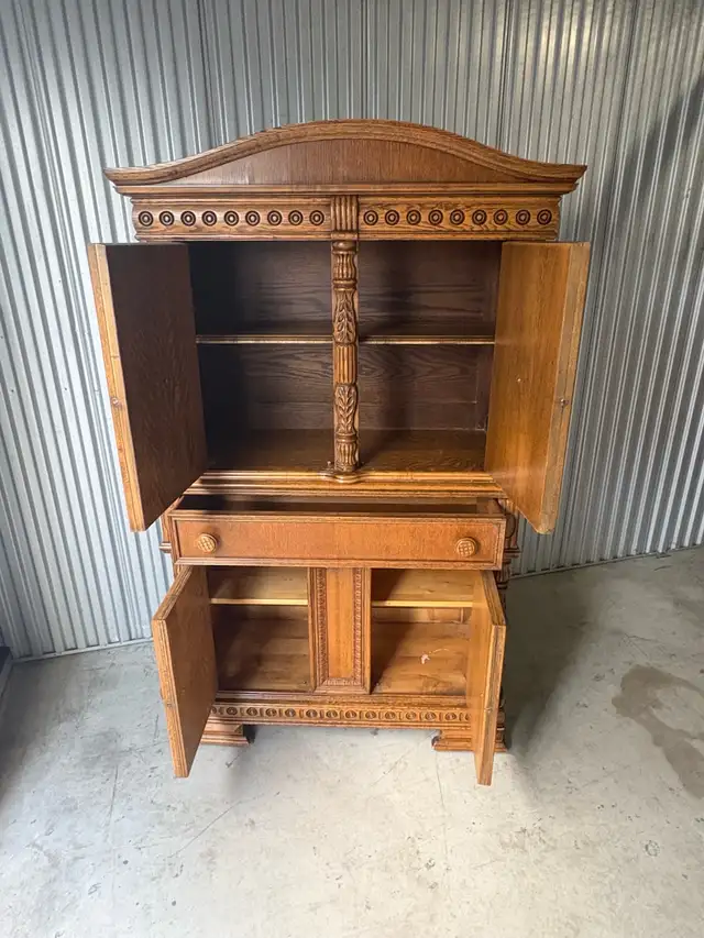 Free delivery Antique Oak China Cabinet with Carved Details - Photo 9
