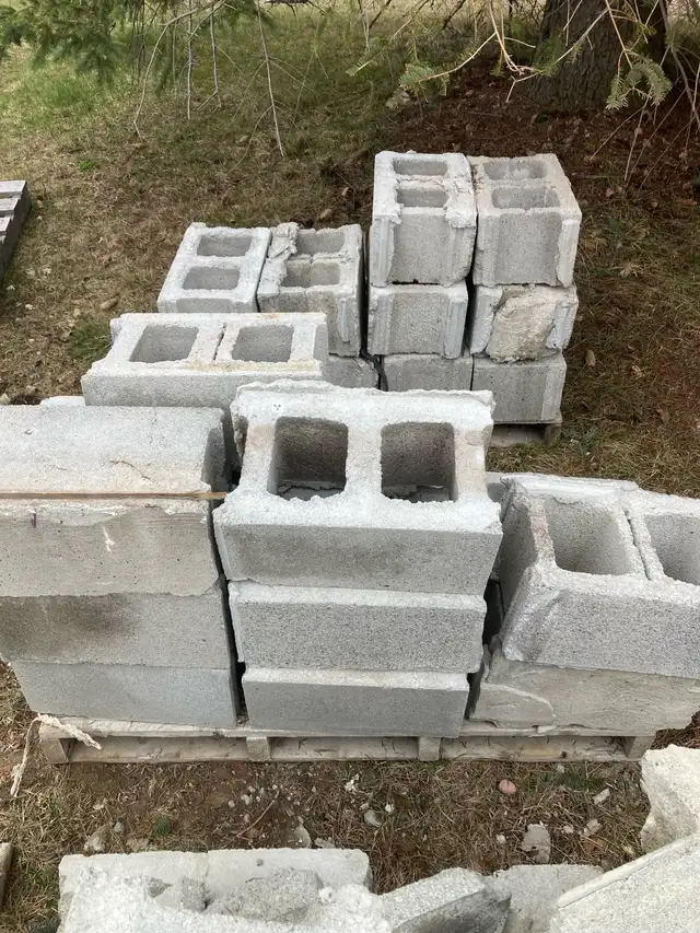 used concrete blocks - Photo 2