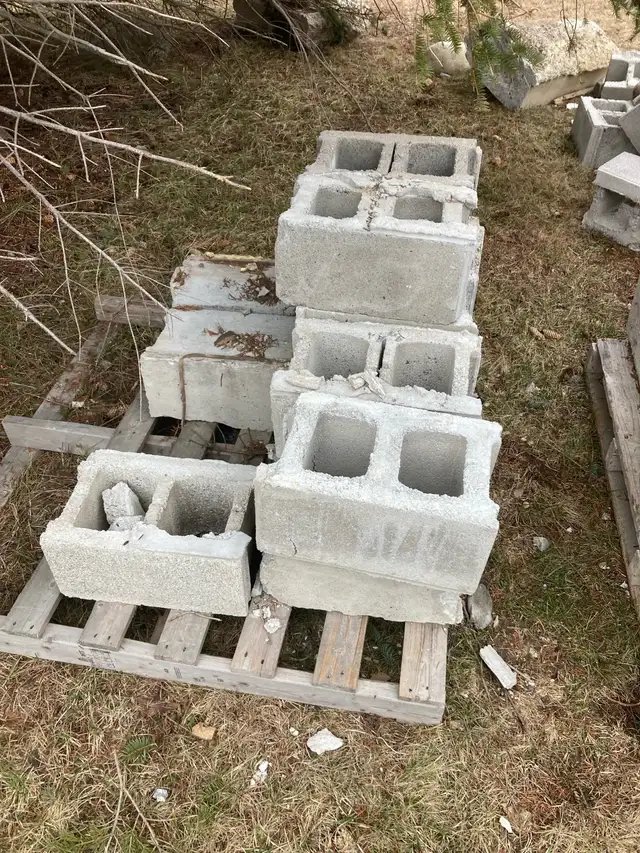 used concrete blocks - Photo 3