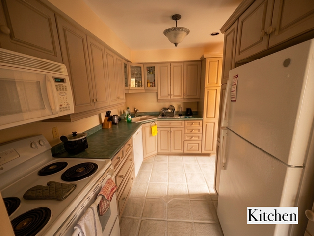 Bright End-Unit Townhouse near Gordon & Kortright – 3 Rooms - Photo 4