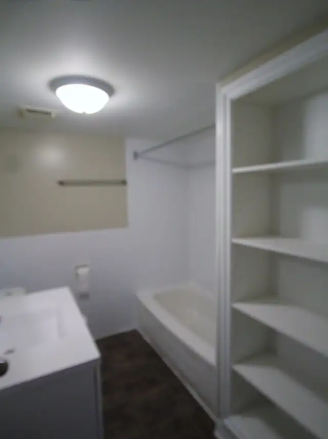 2 Bed Renovated Apt in Clean and Quiet building - Photo 3
