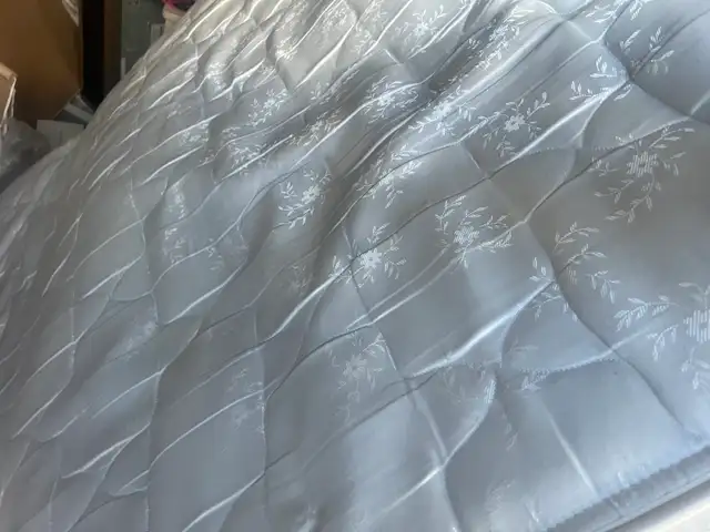 Mattress Queen Box $25 - Photo 9