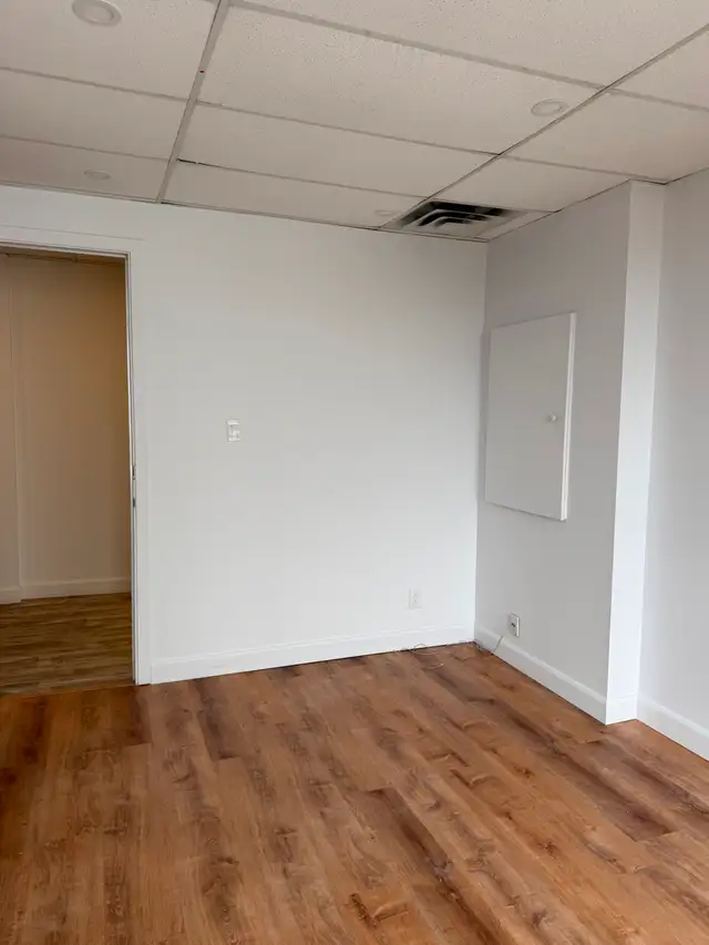 Bureau 200 pi² rénové – 632.36$/mois – 1007-2120 Sherbrooke E - Photo 3