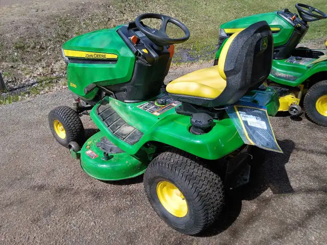 2023 JOHN DEERE X330 LIKE NEW