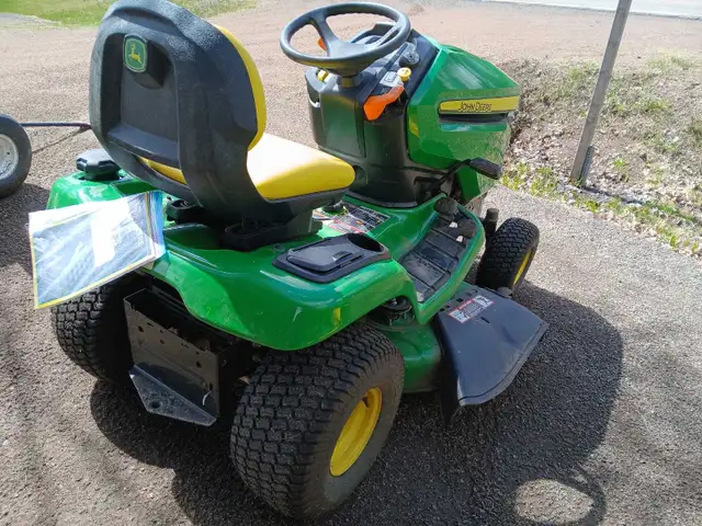 2023 JOHN DEERE X330 LIKE NEW - Photo 2