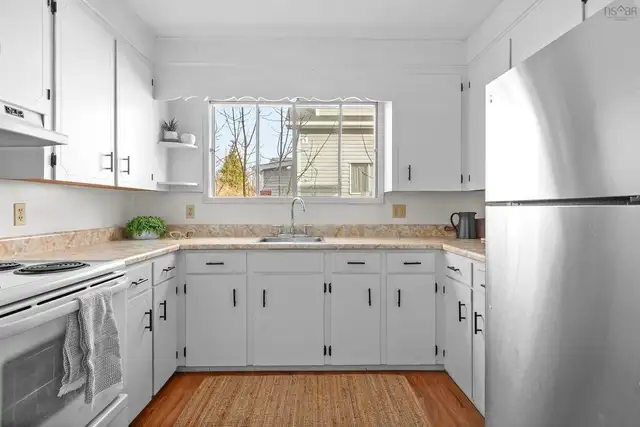 Bright 2-Bedroom Main Floor Unit in Fairview – Excellent Storage - Photo 6