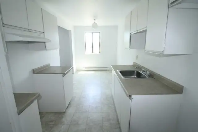 A Valleyfield- Grand,  beau et tanquille 4-1/2 Libre $1200 - Photo 2