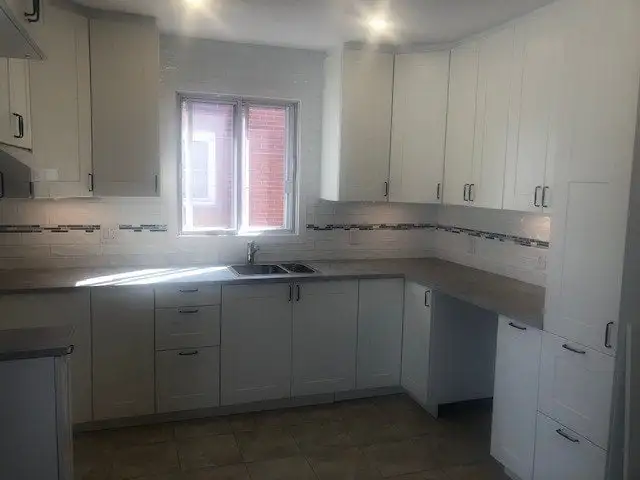 !5-1/2 Upper Duplex Facing Park with 2 BALCONIES! - Photo 5