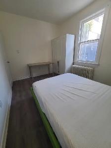 Ossington Bloor, Christie TTC, Large room rent - 2Mins to Subway
