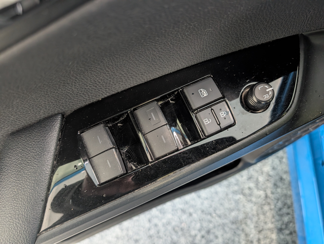 2019 Toyota Prius AWD, - Photo 9