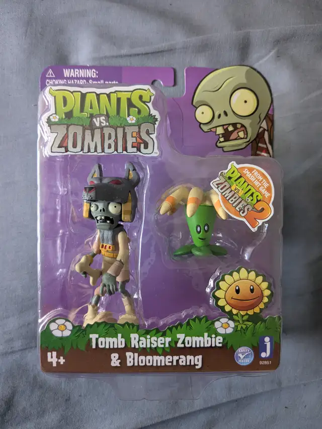 Plants vs Zombies: Tomb Raiser & Bloomerang Collectable Figurine