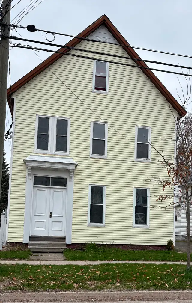 Great location! Large downtown 2 bedroom apt. for rent.