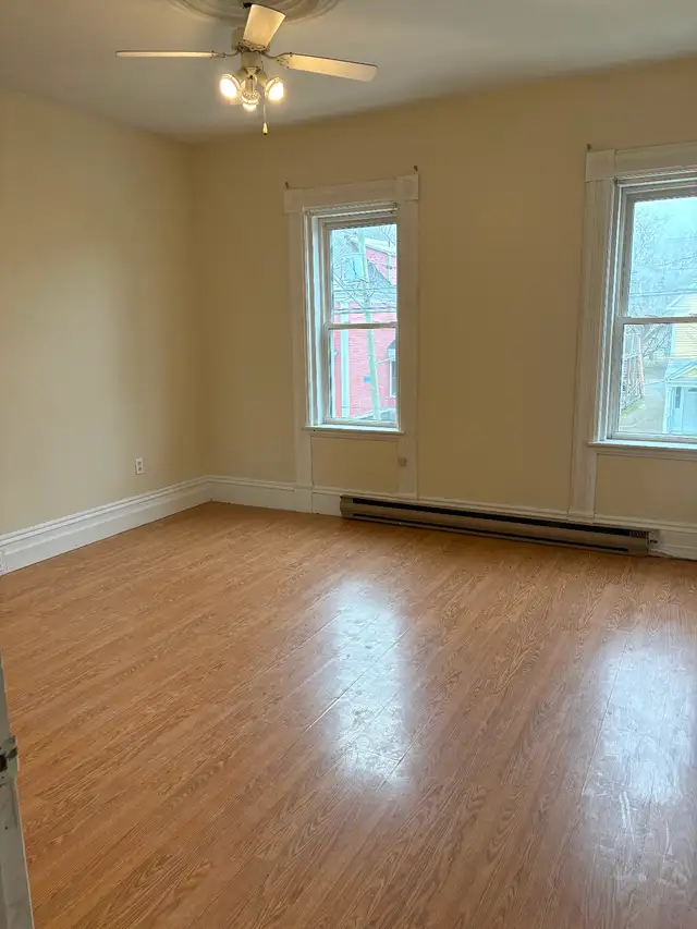 Great location! Large downtown 2 bedroom apt. for rent. - Photo 4