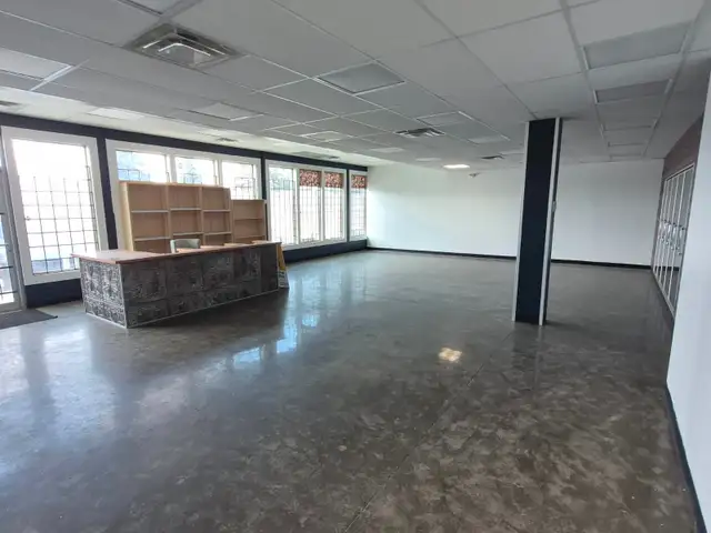 Liquor store move in ready - Photo 2
