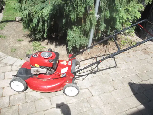 22'SELF PROPELLED CRAFTSMAN BRIGGS 6.5H/P EASY START LAWN  MOWER