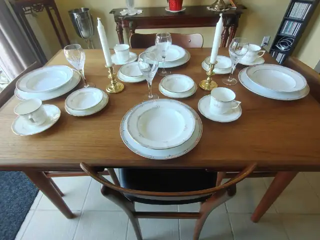 Sets de vaisselle ' MIKASA ' ( Bone et Fine China ) Japon
