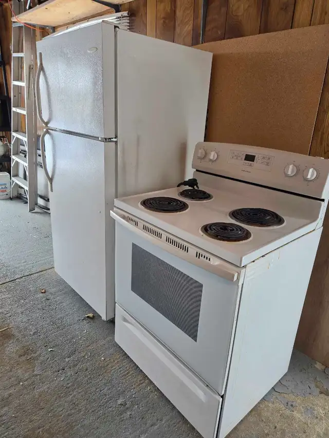 Fridge and stove - Photo 2