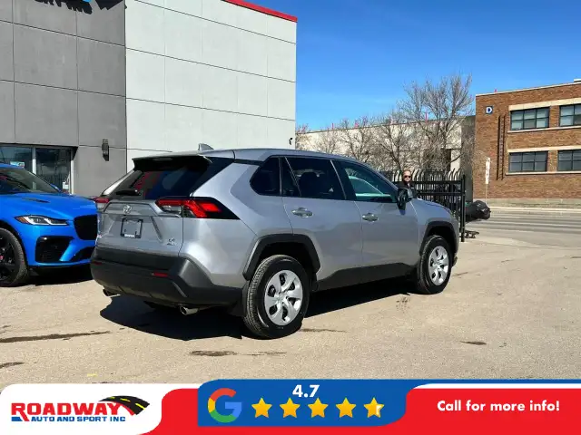 2024 Toyota RAV4 LE - Photo 4