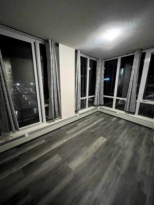 Gorgeous Condo Available Immediately! - Photo 3