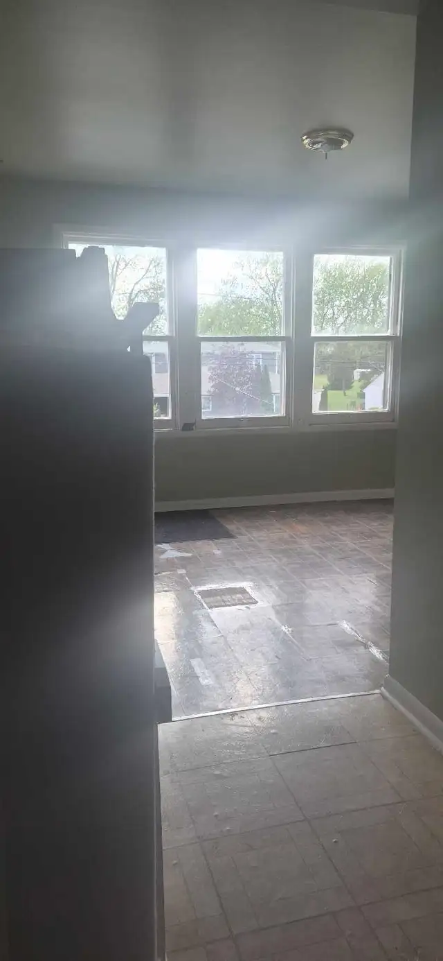 1 bedroom upper unit East Windsor Riverside area - Photo 9