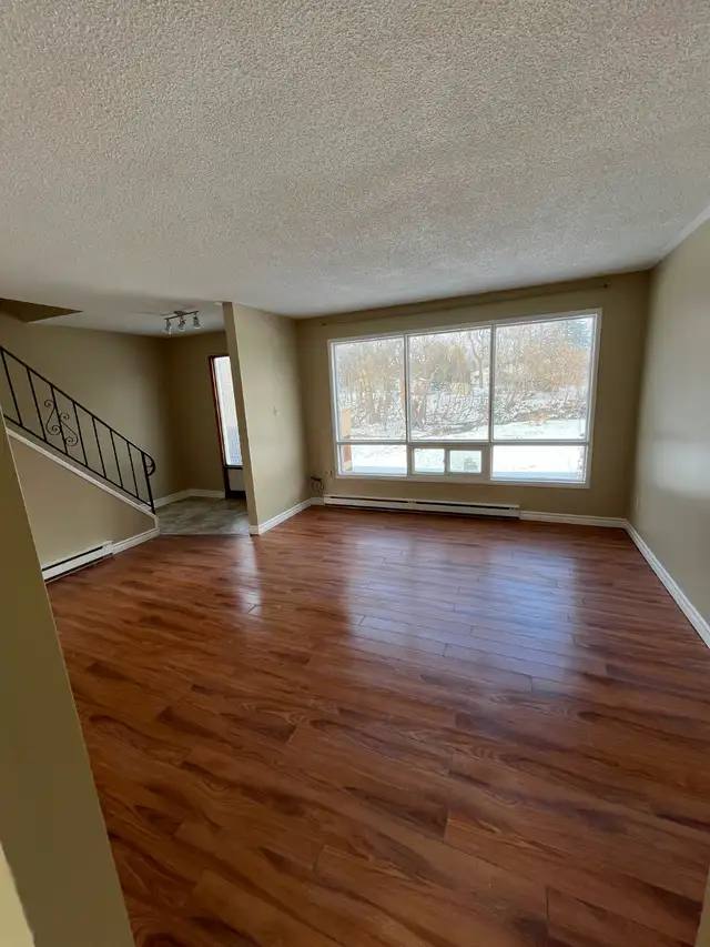 Centrally located  - 2.5 Bdrm Apartment in Stayner