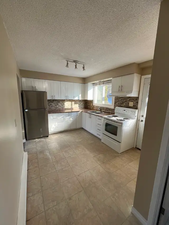 Centrally located  - 2.5 Bdrm Apartment in Stayner - Photo 4