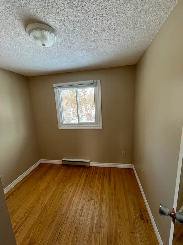 Centrally located  - 2.5 Bdrm Apartment in Stayner - Photo 8