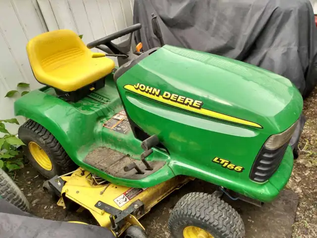 John Deere LT166 lawn mower STRIPPED FOR PARTS! - Photo 2