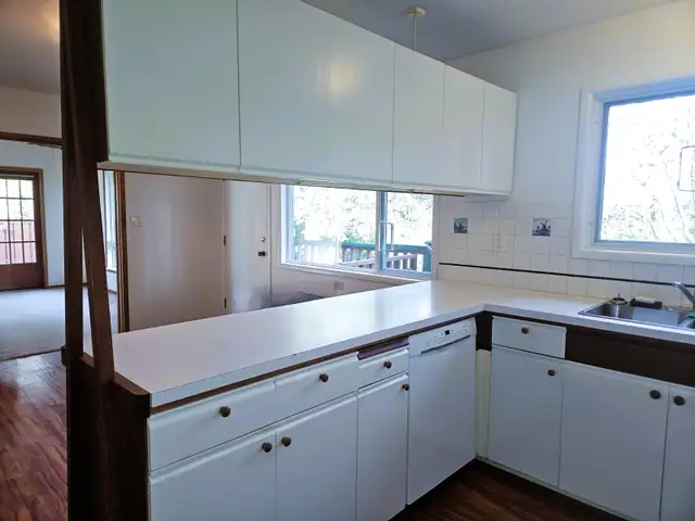 3 bedroom 1 bath main floor of house in a fantastic location - Photo 2