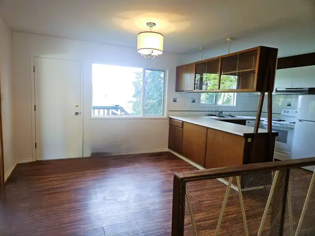 3 bedroom 1 bath main floor of house in a fantastic location - Photo 3