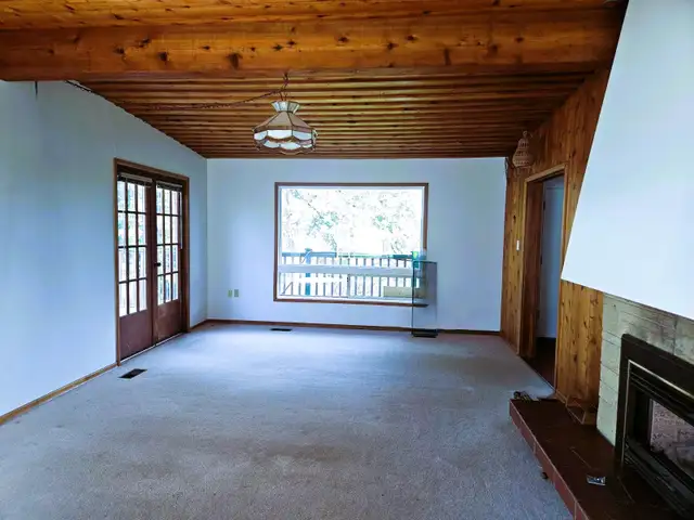 3 bedroom 1 bath main floor of house in a fantastic location - Photo 4