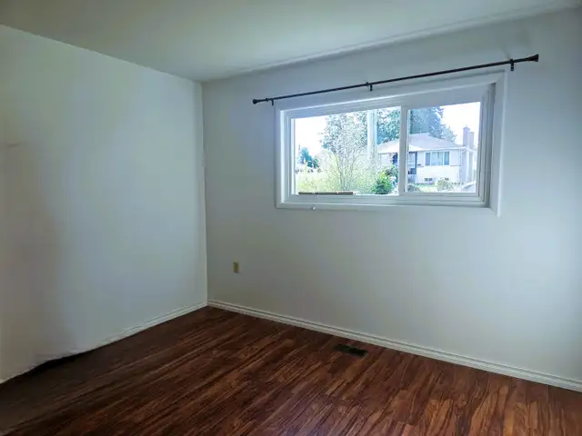 3 bedroom 1 bath main floor of house in a fantastic location - Photo 7