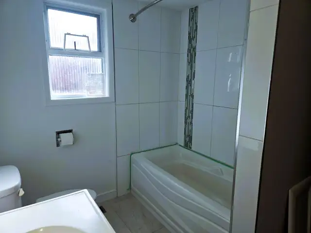 3 bedroom 1 bath main floor of house in a fantastic location - Photo 8
