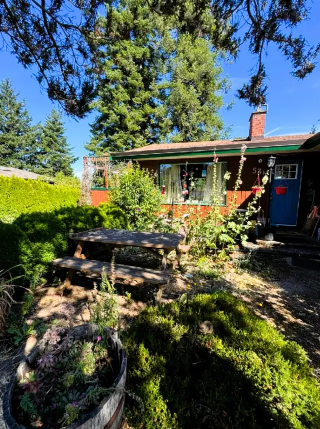 3 bedroom 1 bath main floor of house in a fantastic location - Photo 9