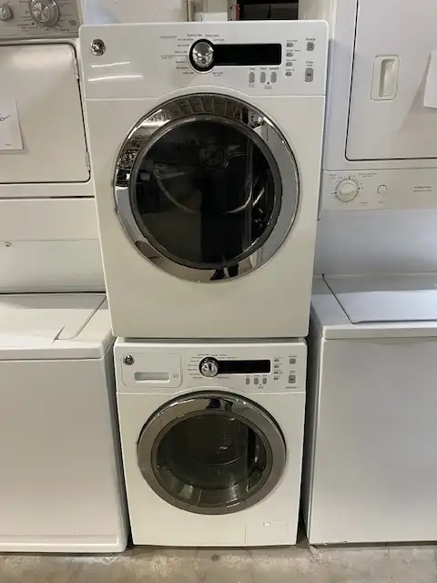 Mini laveuse sécheuse frontales blanches 24'' GE (remis a neuf)