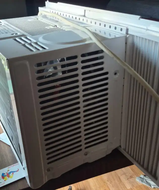 brand new 5000 BTU air conditioner still have box - Photo 3