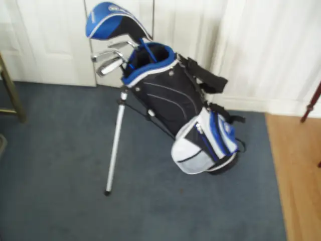 CHILD'S LEFT HANDED  GOLF CLUB SET  -  LIKE NEW