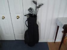 MEN'S RIGHT HANDED  GOLF CLUBS WITH BAG  ( EXCELLENT CONDITION )