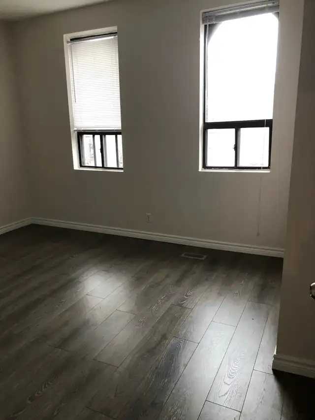 Like New 3 bedrooms apt for rent Spadina Ave & College St. - Photo 3