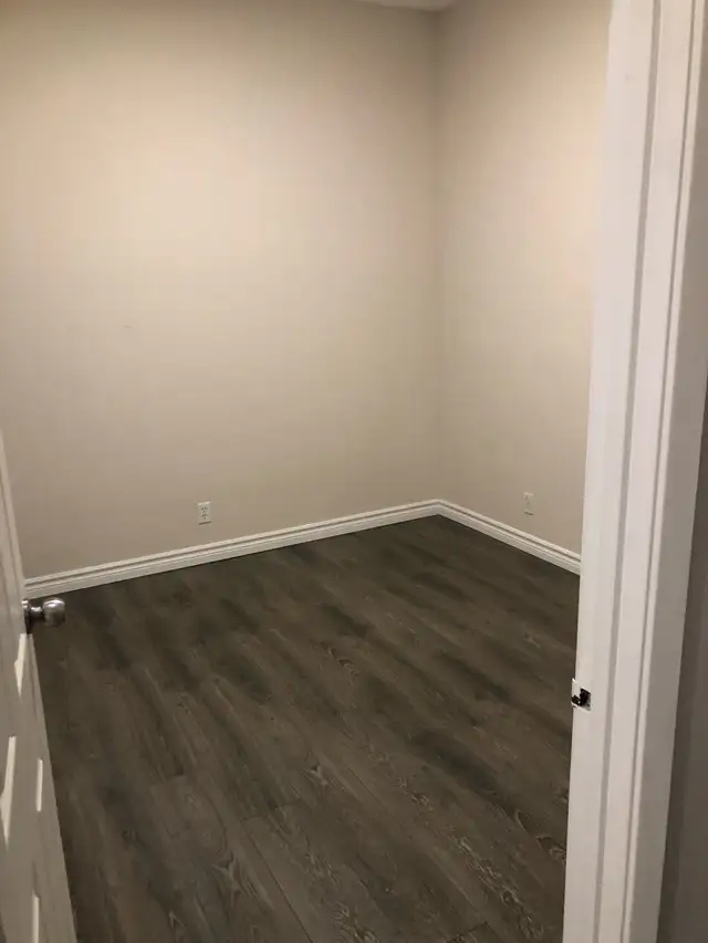 Like New 3 bedrooms apt for rent Spadina Ave & College St. - Photo 4