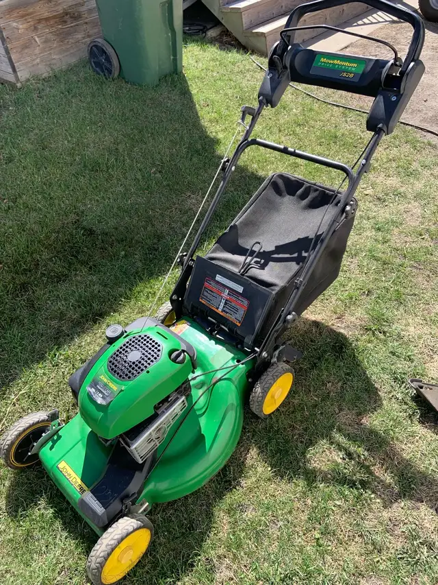 John Deere JS28 Self Propelled Lawnmower