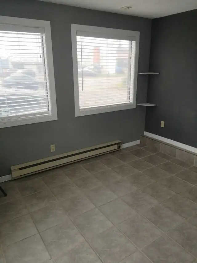 Office in North end Niagara Falls - Photo 6