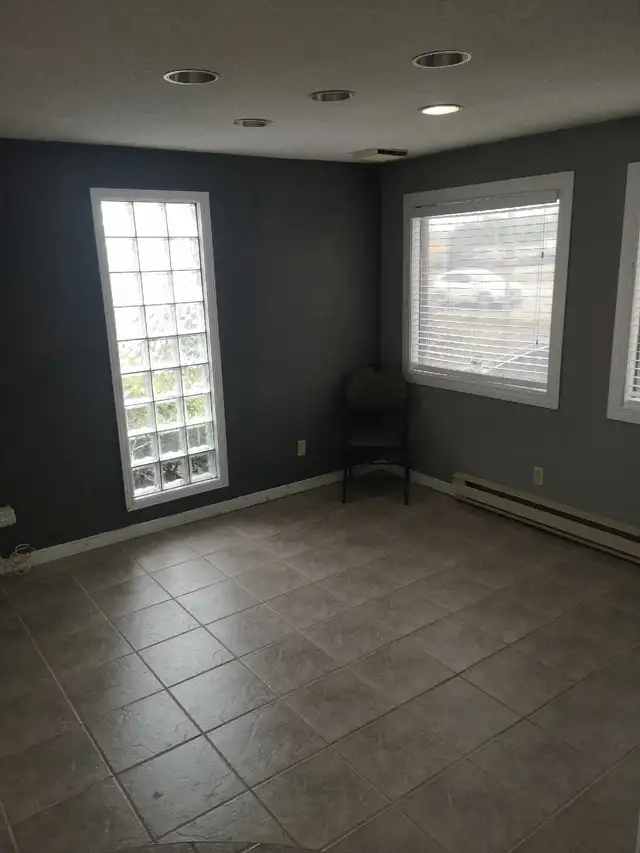 Office in North end Niagara Falls - Photo 7