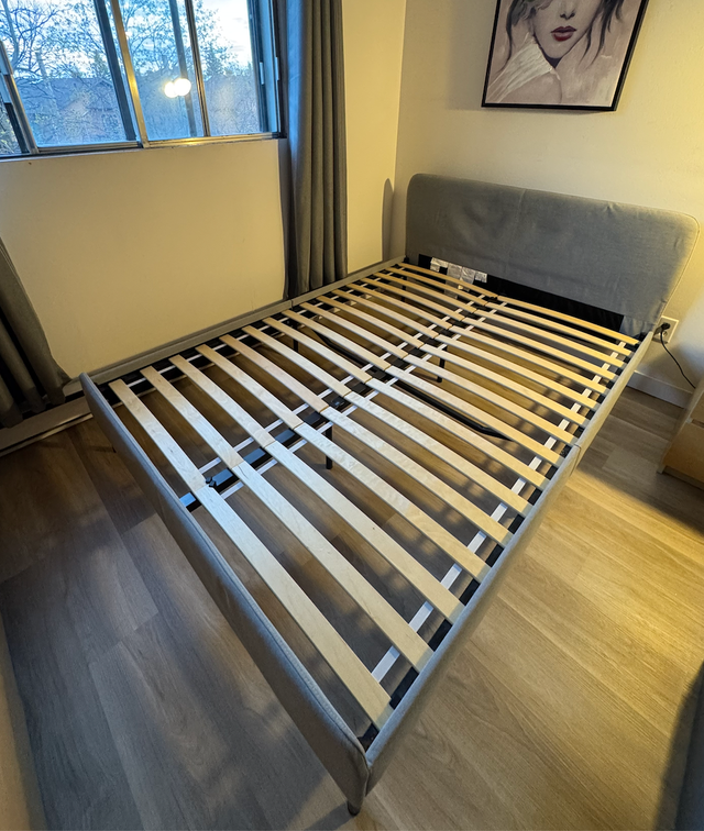 Structure de lit Ikea SLATTUM 2 places sans matelas à vendre